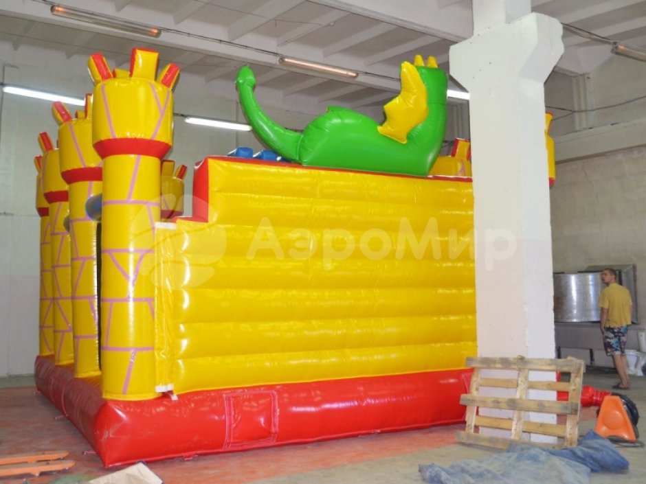 Надувной батут Замок Дракона — небольшой надувной батут для бизнеса 30 м²