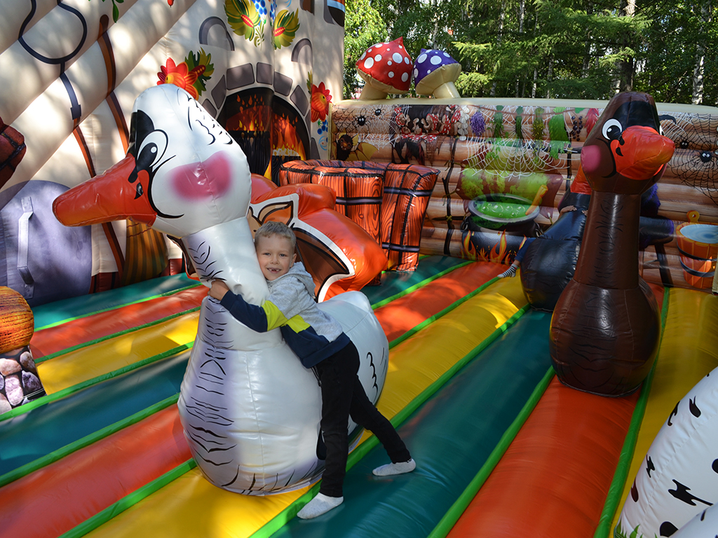 Надувной батут Изба Бабы Яги