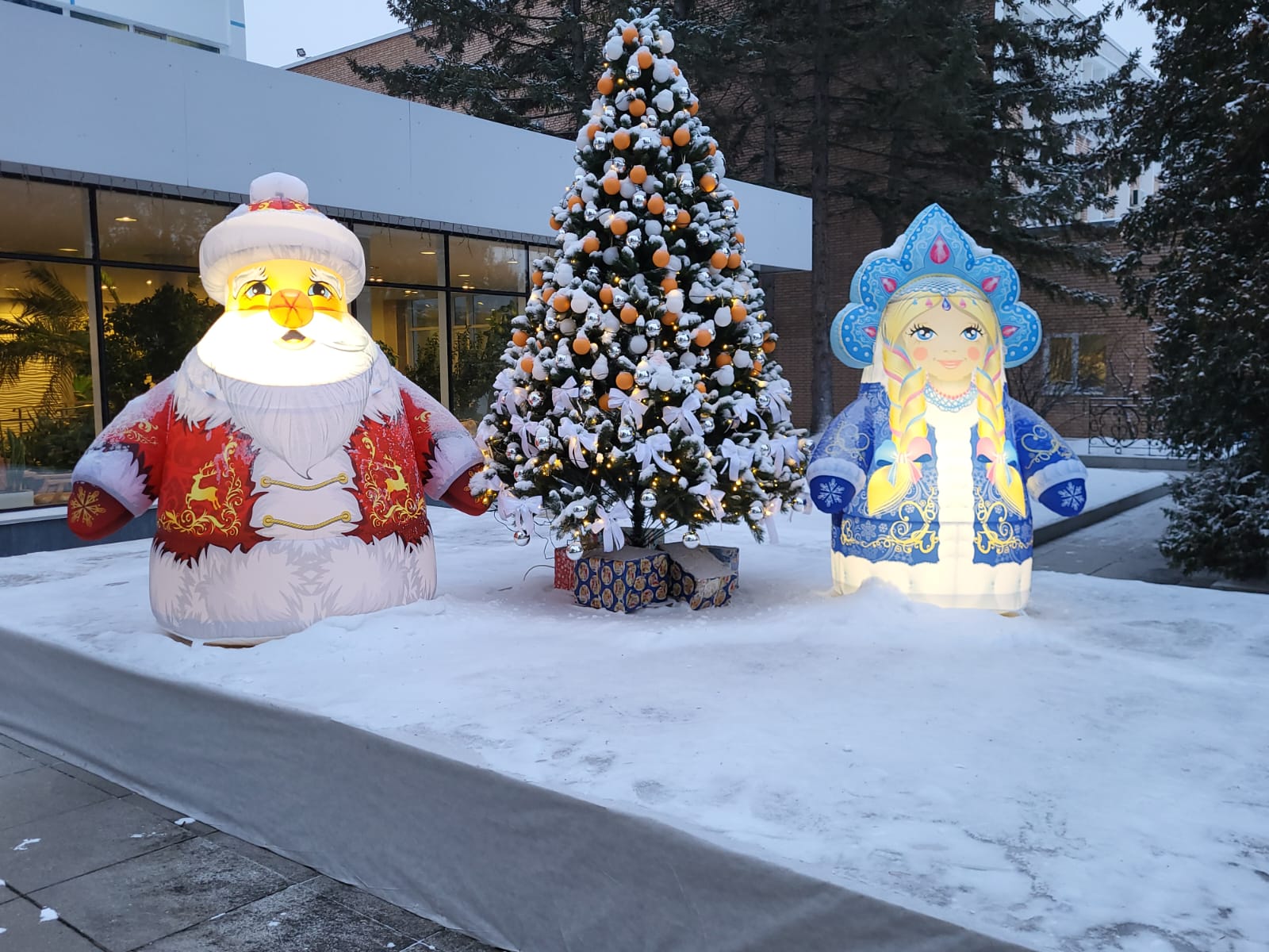 Новогодние надувные фигуры Деда Мороза и Снегурочки