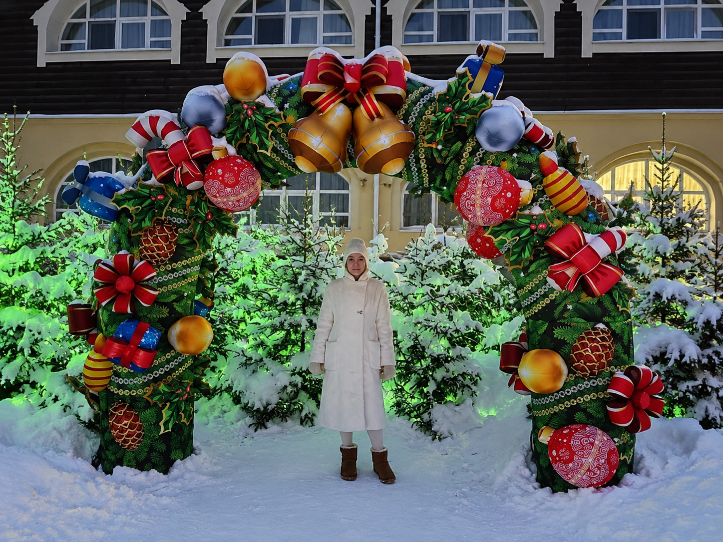 Рождественская арка вечером