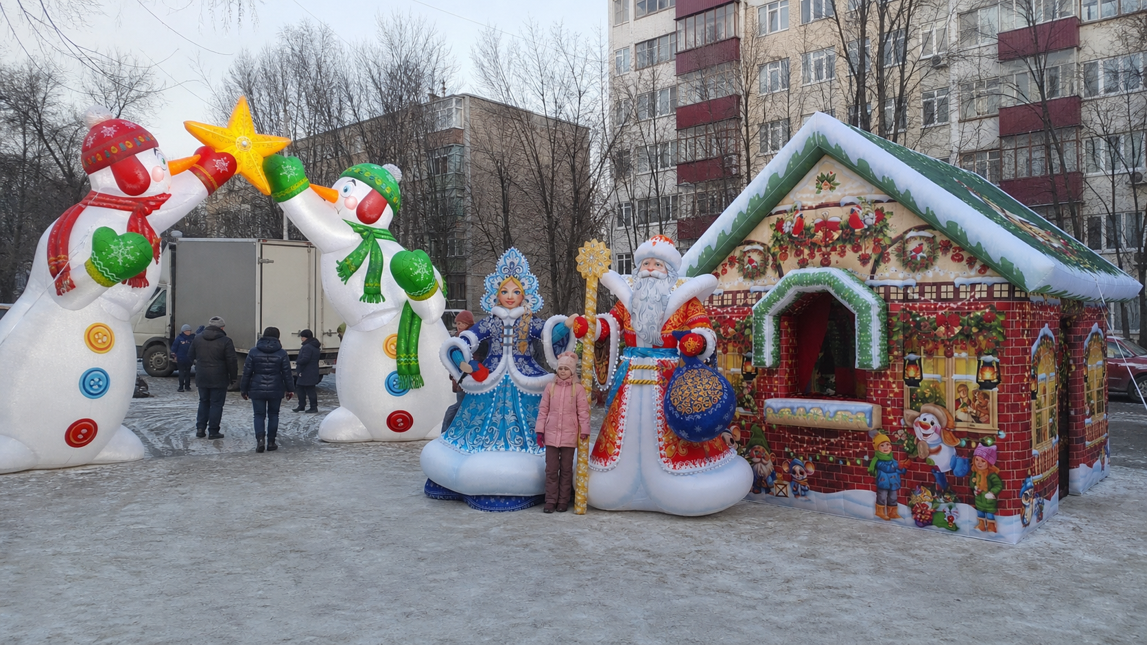 Мобильная новогодняя инсталляция для нескольких площадок района