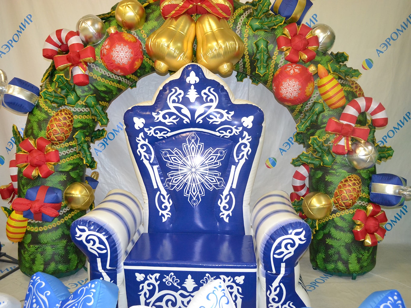Декорации для Нового года арка и трон