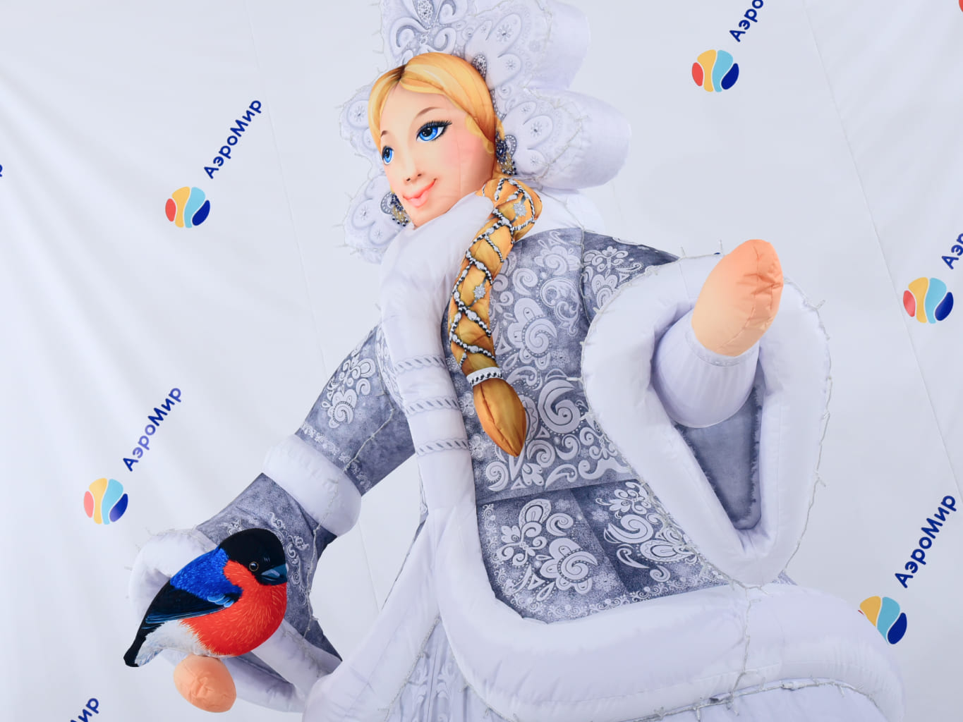 Надувная фигура Снегурочка Эксклюзив Белая