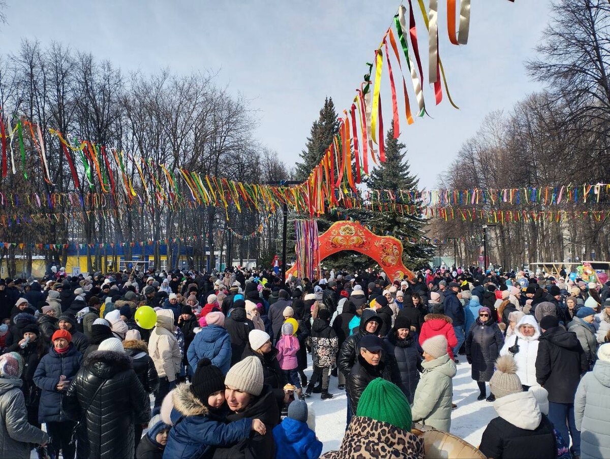 Многолюдный праздник в парке