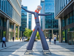 Аэромен на двух ногах — с логотипом