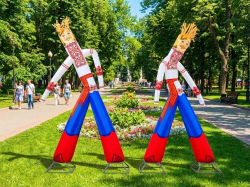 Аэромен в национальных костюмах