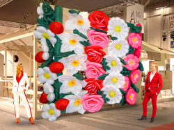 Панно из надувных цветов