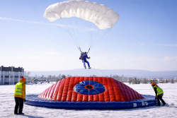 Парашютистам