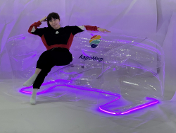 Прозрачный диван